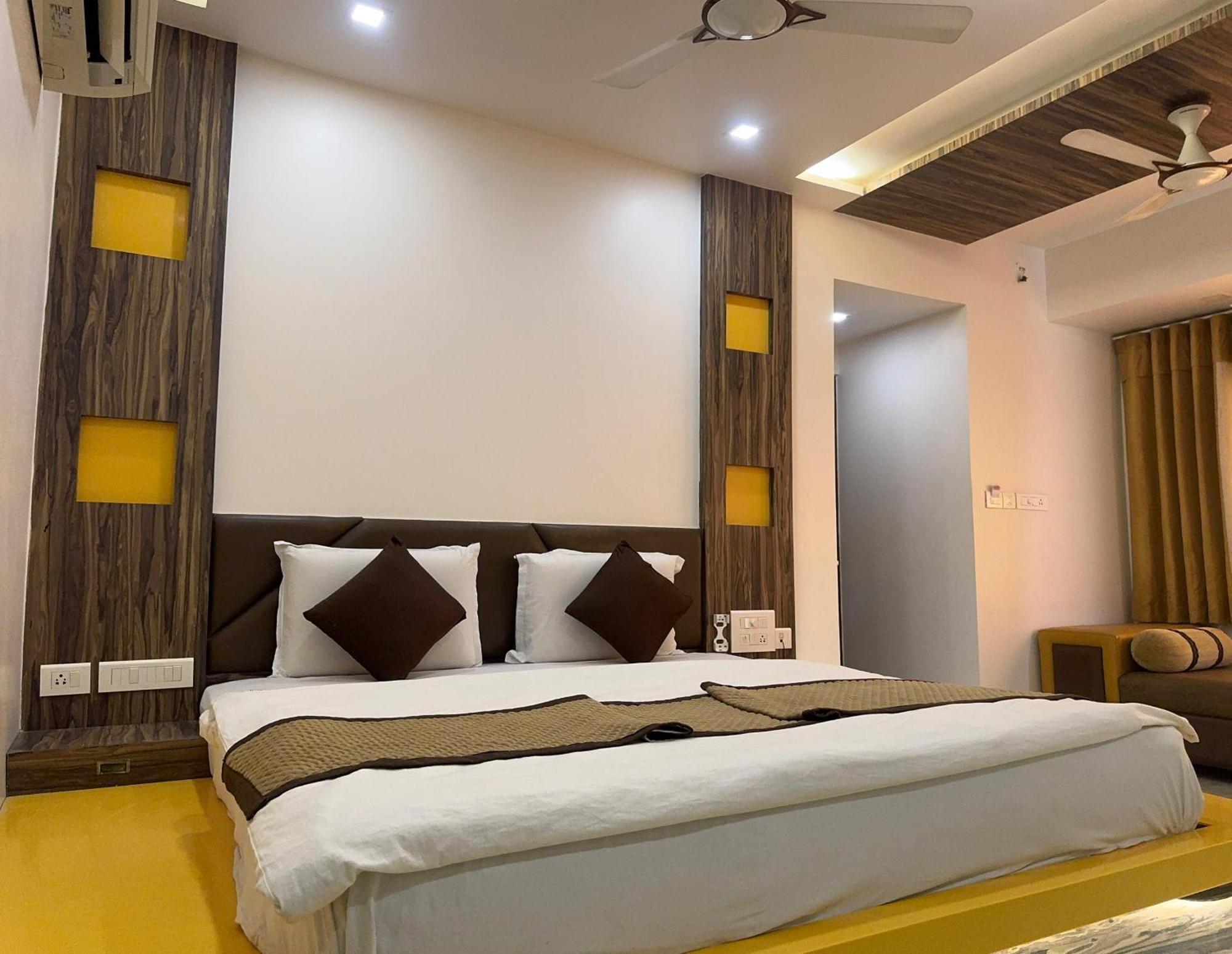 Hotel Kabir Ахмедабад Экстерьер фото
