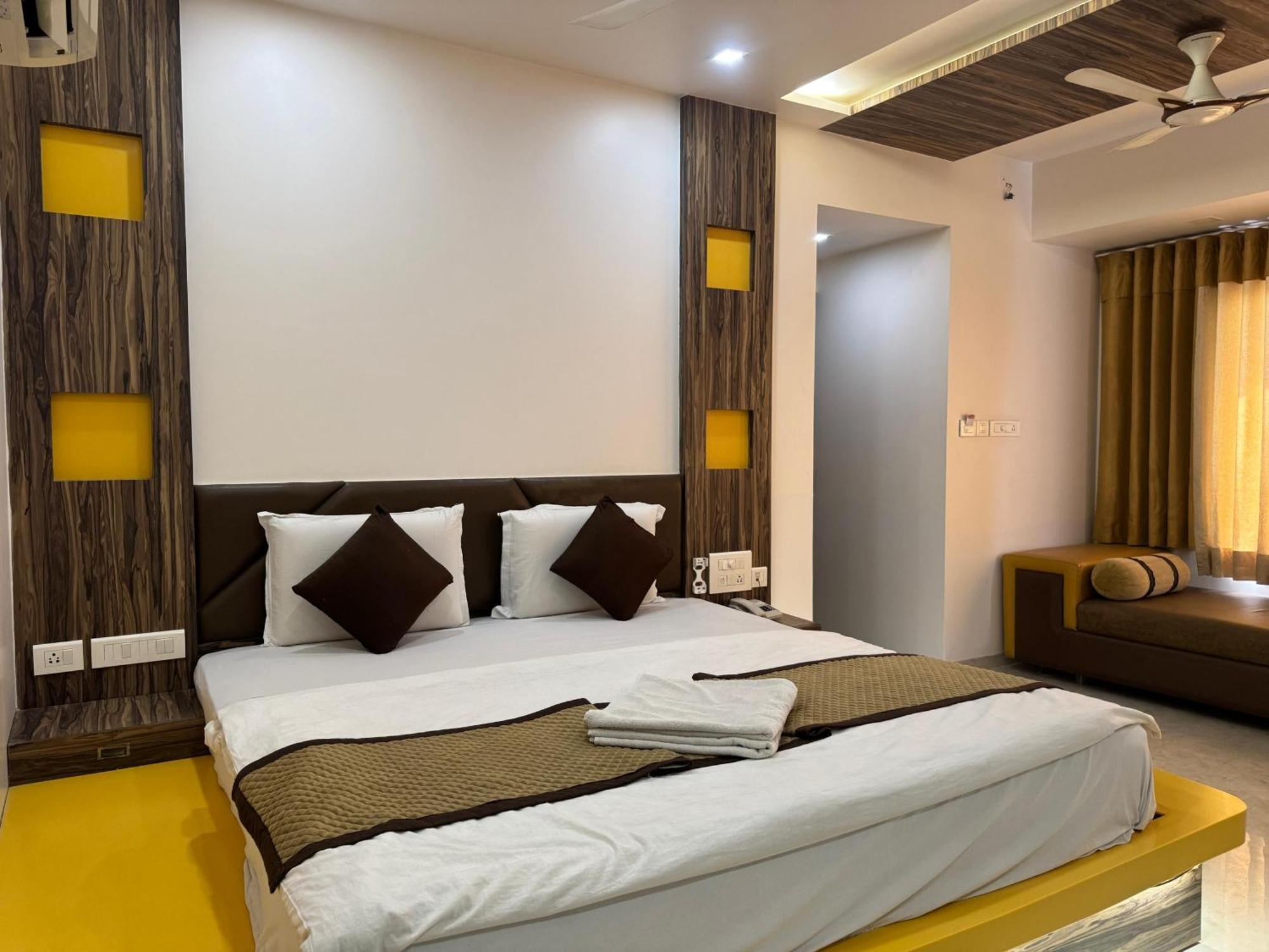 Hotel Kabir Ахмедабад Экстерьер фото