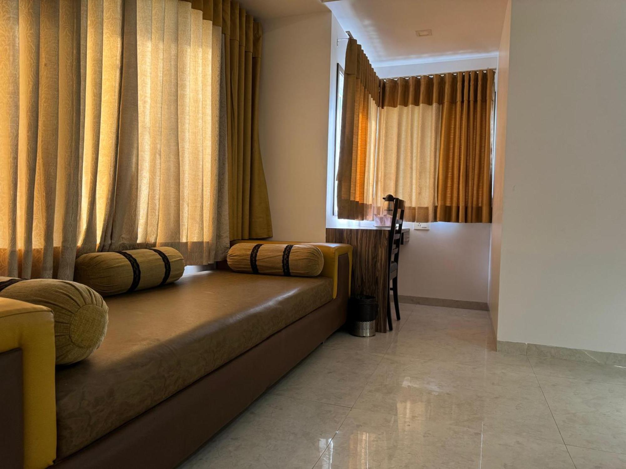 Hotel Kabir Ахмедабад Экстерьер фото