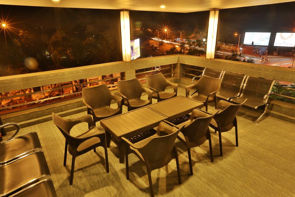 Hotel Kabir Ахмедабад Экстерьер фото